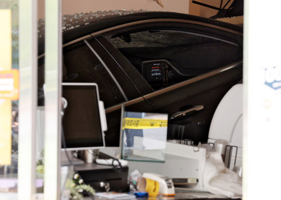 18일 오후 광주 동구 대인동 한 상가 1층 건물의 카페 내부로 승용차가 돌진해 파편이 나뒹굴고 있다. 2024.4.18  연합뉴스