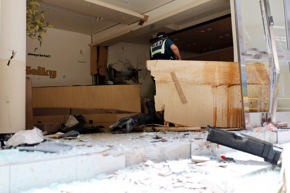 18일 오후 광주 동구 대인동 한 상가 1층 건물의 카페 내부로 승용차가 돌진해 파편이 나뒹굴고 있다. 2024.4.18  연합뉴스