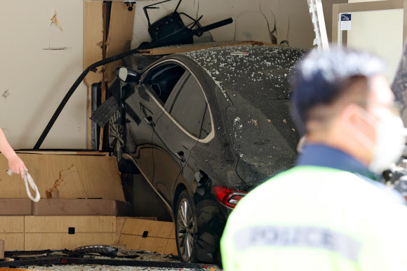 18일 오후 광주 동구 대인동 한 상가 1층 건물의 카페 내부로 승용차가 돌진해 파편이 나뒹굴고 있다. 2024.4.18  연합뉴스