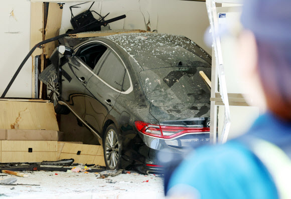 18일 오후 광주 동구 대인동 한 상가 1층 건물의 카페 내부로 승용차가 돌진해 파편이 나뒹굴고 있다. 2024.4.18  연합뉴스