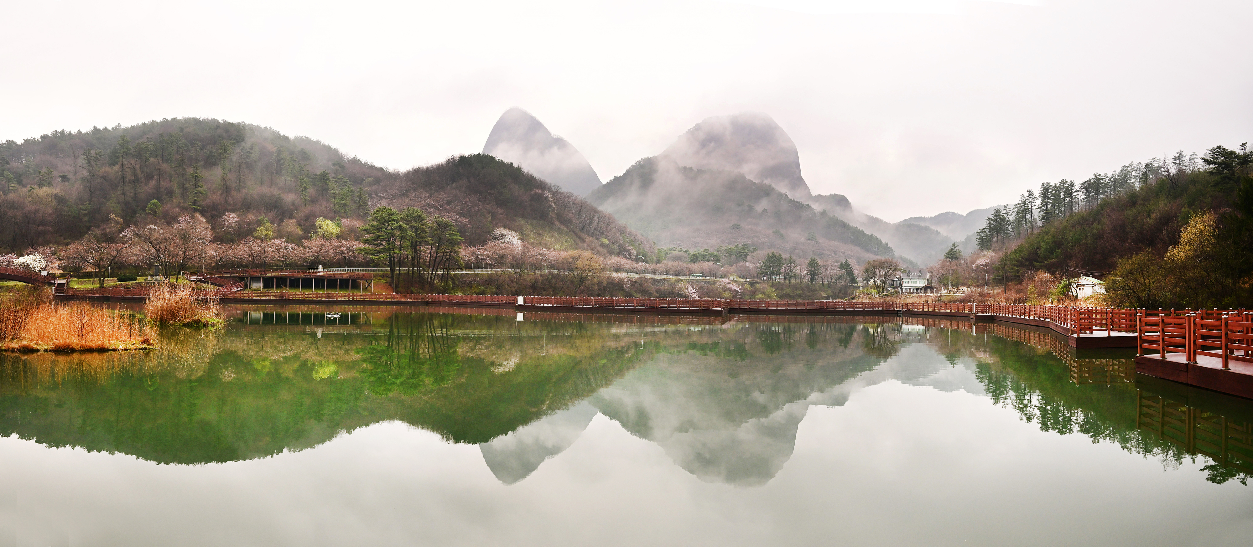 전북 진안의 마이산 일대에 봄이 한창이다. 사진은 마이산 북부의 사양제. 마이산 전경을 가장 잘 담아내는 저수지로 꼽힌다.