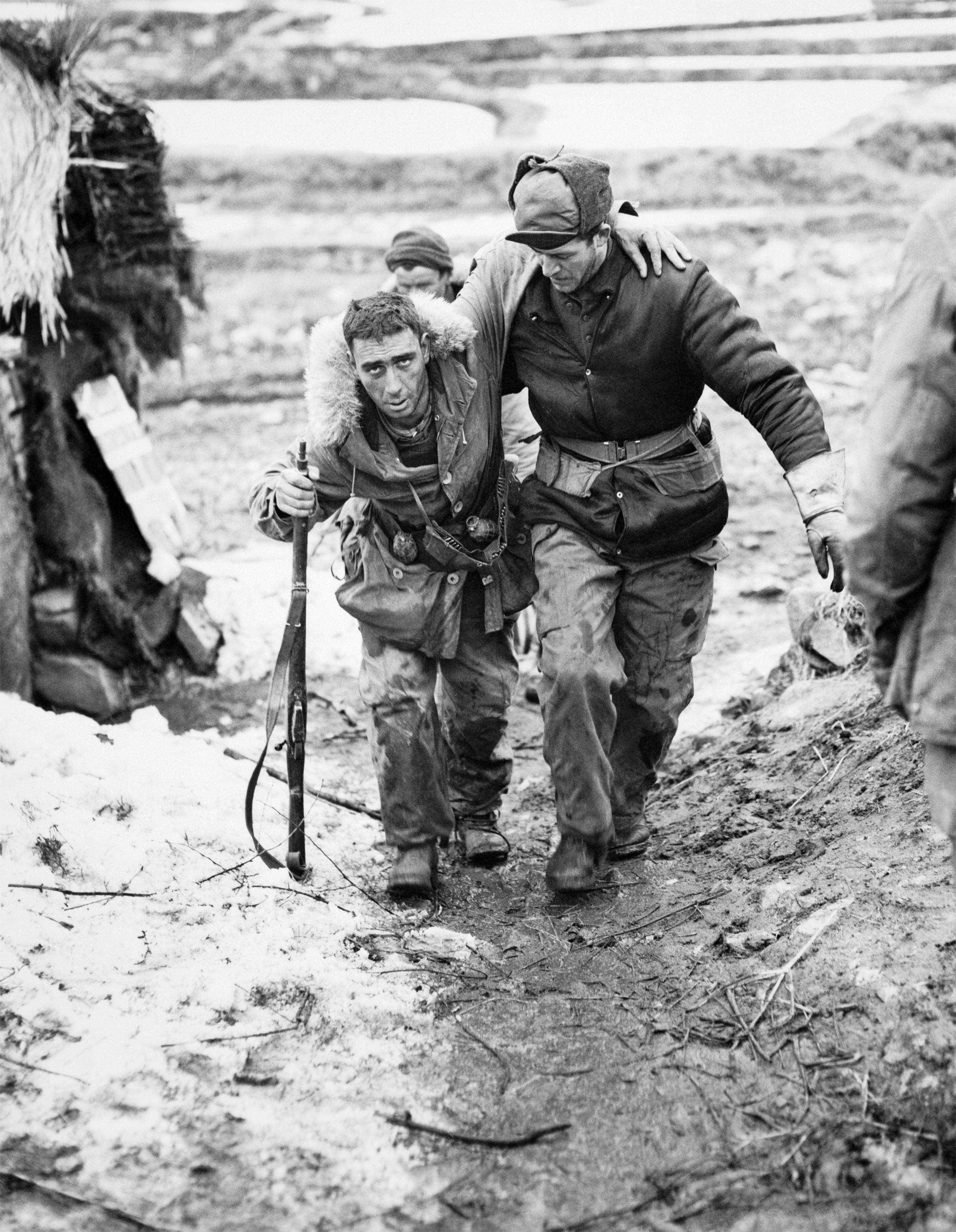 1951년 4월 가평전투 직후 부상당한 동료를 부축하는 캐나다 육군 윌리엄 크라이슬러(오른쪽) 모습. 주한캐나다대사관 제공