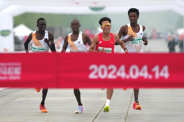 아프리카 선수들에 앞서 달리는 중국 허제 선수. 로이터 연합뉴스