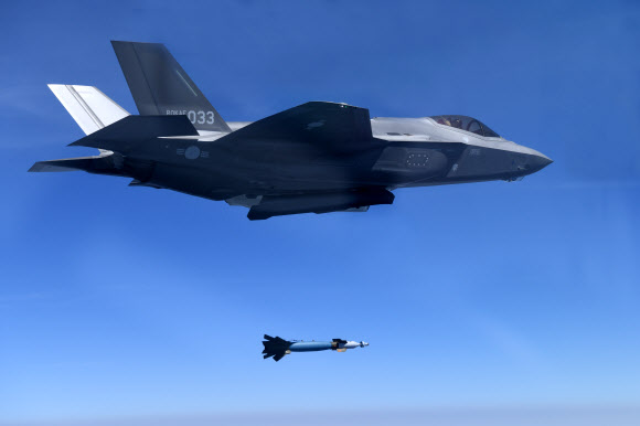 19일 필승사격장에서 열린 한미 공군 연합 실사격 훈련에서 한국 공군 F-35A가 지상 표적을 향해 GBU-12 공대지미사일을 발사하고 있다. 2024.4.19. 공군 제공