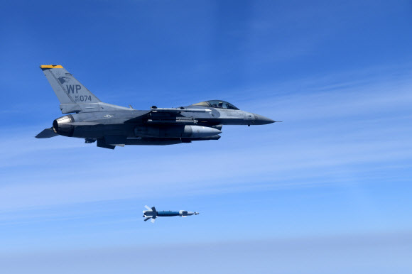 19일 필승사격장에서 열린 한미 공군 연합 실사격 훈련에서 미국 공군 F-16이 지상 표적을 향해 GBU-12 공대지미사일을 발사하고 있다. 2024.4.19. 공군 제공
