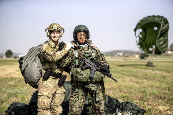 지난 18일 경기 평택시 오산비행장에서 열린 연합공중침투훈련에서 한미 특전대원들이 강하를 마친 후 낙하산을 정리하고 있다. 2024.4.19. 육군 제공