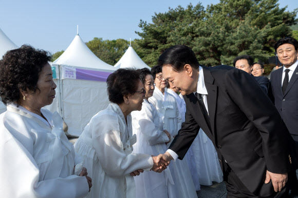 윤석열 대통령이 19일 서울 강북구 국립4·19민주묘지에서 참배를 마친 뒤 희생자 유족들과 인사하고 있다.  2024.4.19. 대통령실 제공