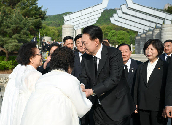 윤석열 대통령이 19일 서울 강북구 국립4·19민주묘지에서 참배를 마친 뒤 희생자 유족들과 인사하고 있다.  2024.4.19. 대통령실 제공