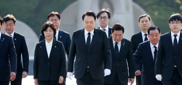 윤석열 대통령이 19일 서울 강북구 국립4·19민주묘지에서 헌화와 분향을 위해 기념탑으로 향하고 있다. 2024.4.19. 대통령실통신사진기자단