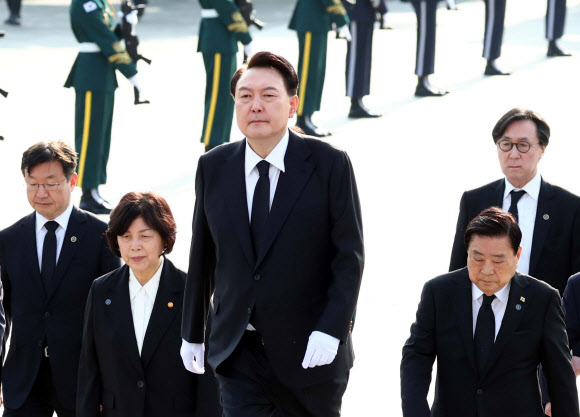 윤석열 대통령이 제64주년 4·19혁명 기념일을 맞아 19일 서울 강북구 국립4·19민주묘지에서 헌화와 분향을 위해 기념탑으로 향하고 있다. 2024.4.19. 대통령실통신사진기자단