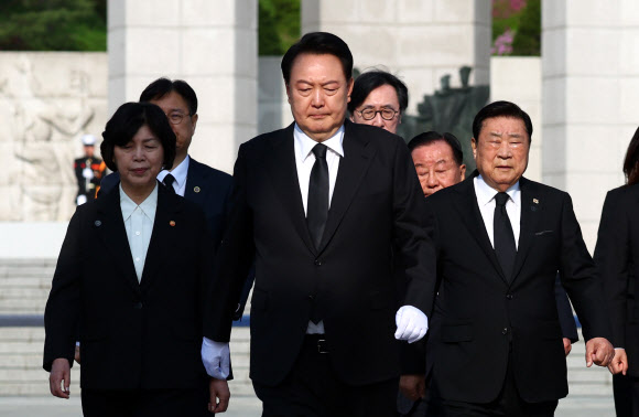 윤석열 대통령이 19일 서울 강북구 국립4·19민주묘지에서 기념탑에 헌화와 분향을 마치고 나오고 있다. 2024.4.19. 대통령실통신사진기자단