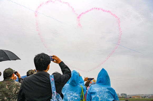 공군 특수비행팀 블랙이글스가 20일 ‘제45회 스페이스 챌린지 2024 in 대구’에서 에어쇼를 선보이고 있다. 2024.4.20. 공군 제11전투비행단 제공