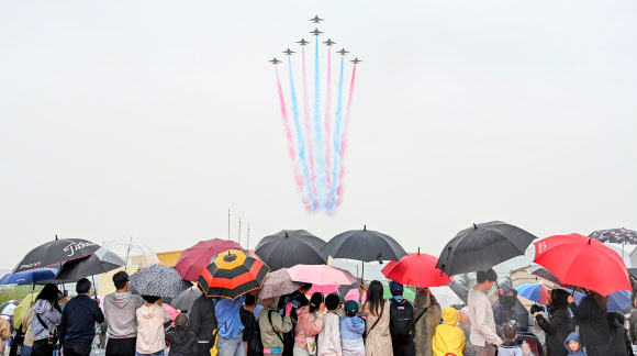 공군 특수비행팀 블랙이글스가 20일 ‘제45회 스페이스 챌린지 2024 in 대구’에서 에어쇼를 선보이고 있다. 2024.4.20. 공군 제11전투비행단 제공