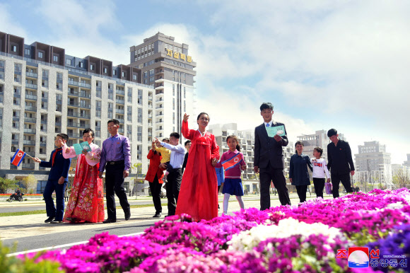 북한 대규모 주택 단지인 평양 화성지구 2단계 1만세대 림흥거리의 새집들이가 지난 18일부터 시작됐다고 조선중앙통신이 20일 보도했다. 2024.4.20. 평양 조선중앙통신·연합뉴스