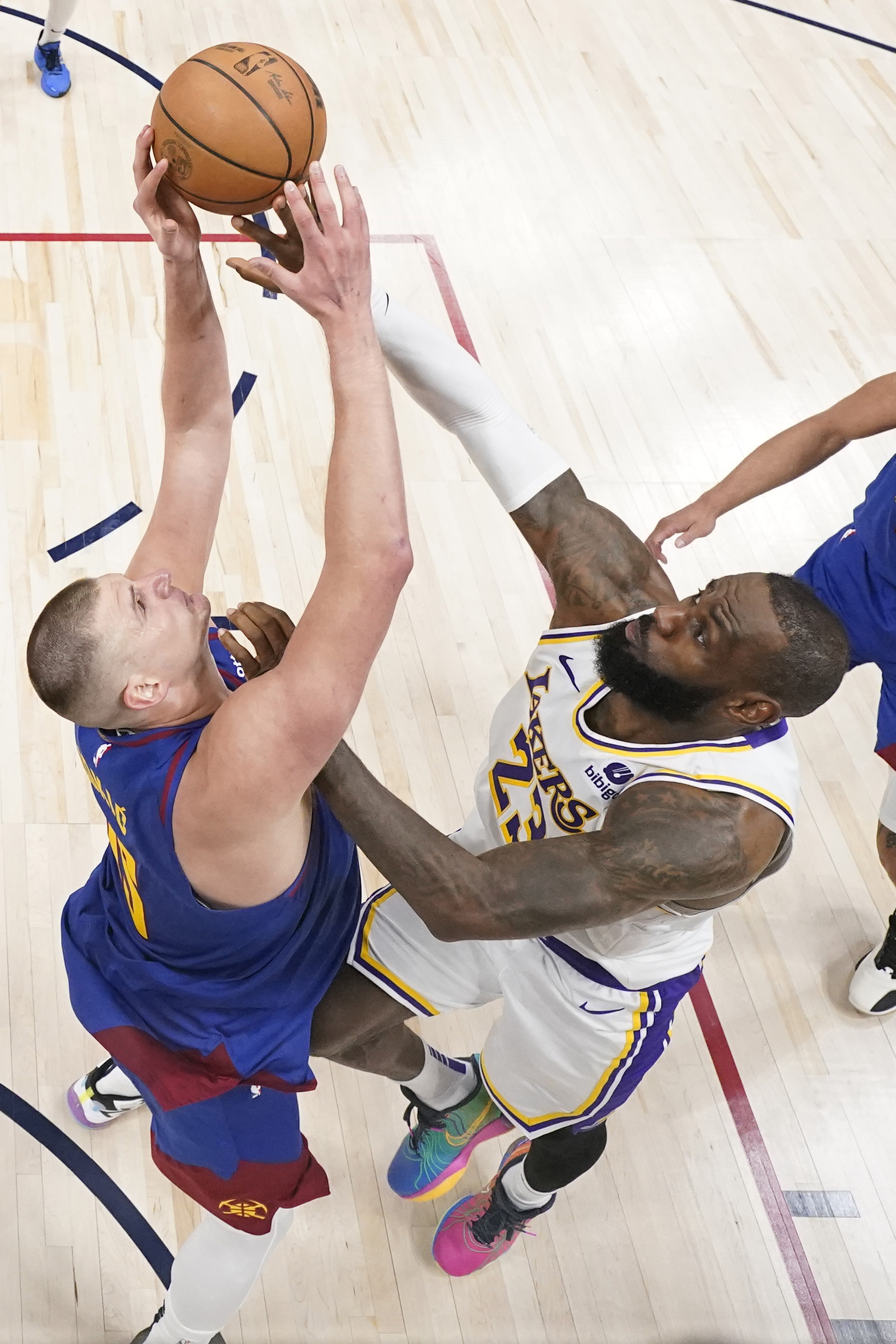덴버 너기츠 니콜라 요키치와 LA 레이커스 르브론 제임스가 21일 NBA 플레이오프 1라운드 1차전에서 리바운드를 다투고 있다.  AP 연합뉴스