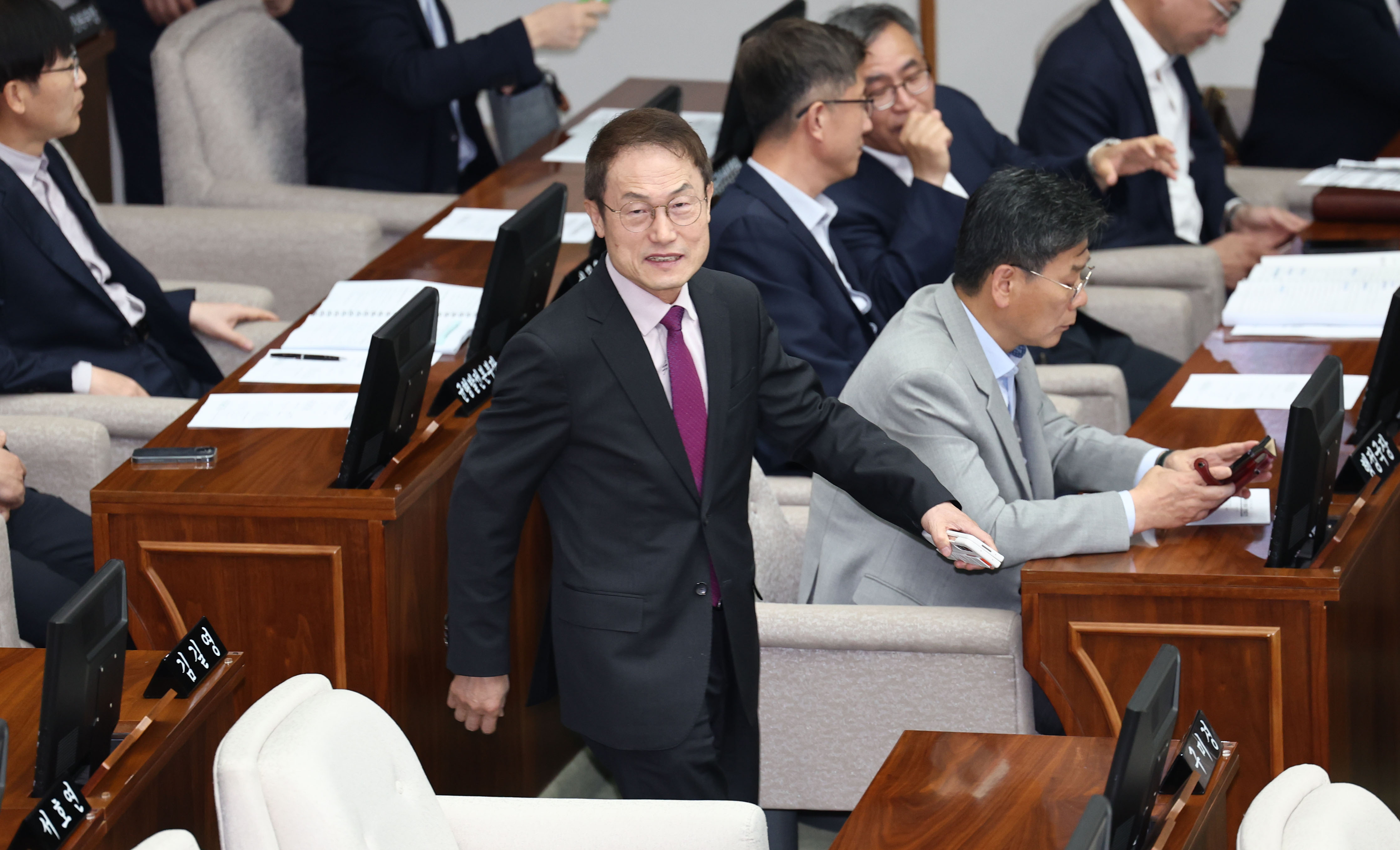 조희연 서울시교육감이 19일 서울특별시의회 본회의장에서 열린 서울시의회 제323회 임시회 제1차 본회의에 입장하고 있다. 2024.4.19 연합뉴스