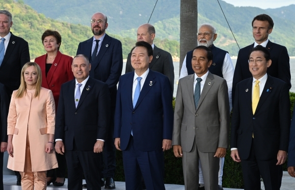 G7 의장국인 일본 초청에 따른 참관국(옵서버) 자격으로 G7 정상회의 참석한 윤석열 대통령이 20일 일본 히로시마 그랜드 프린스 호텔에서 열린 G7 정상회의에서 주요 7개국 정상 등과 기념촬영을 하고 있다. 2023.5.20 연합뉴스