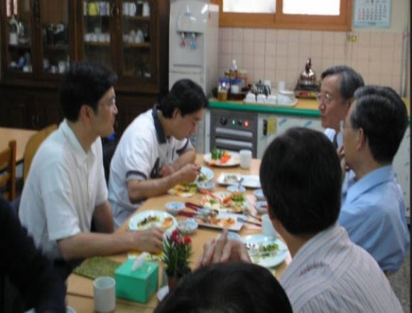이재용 삼성전자 회장(당시 상무·맨 왼쪽)이 지난 2003년 서울 영등포 요셉의원을 찾아 관계자들과 함께 식사하고 있다. 사진=책 ‘의사 선우경식’