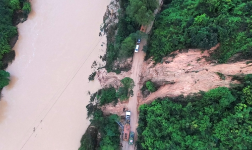 중국 남부 광둥성의 샤오관시가 21일 홍수로 범람한 데 이어 산사태가 발생해 도로가 유실됐다. 샤오관 신화 연합뉴스