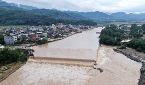 중국 광둥성의 베이장강이 21일 폭우로 범람하고 있다. 샤오관 신화 연합뉴스