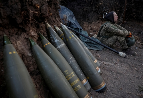 우크라이나 병사가 지난 20일 M777 곡사포를 러시아 부대를 향해 발포하기 위해 준비하고 있다. 도네츠크 로이터 연합뉴스