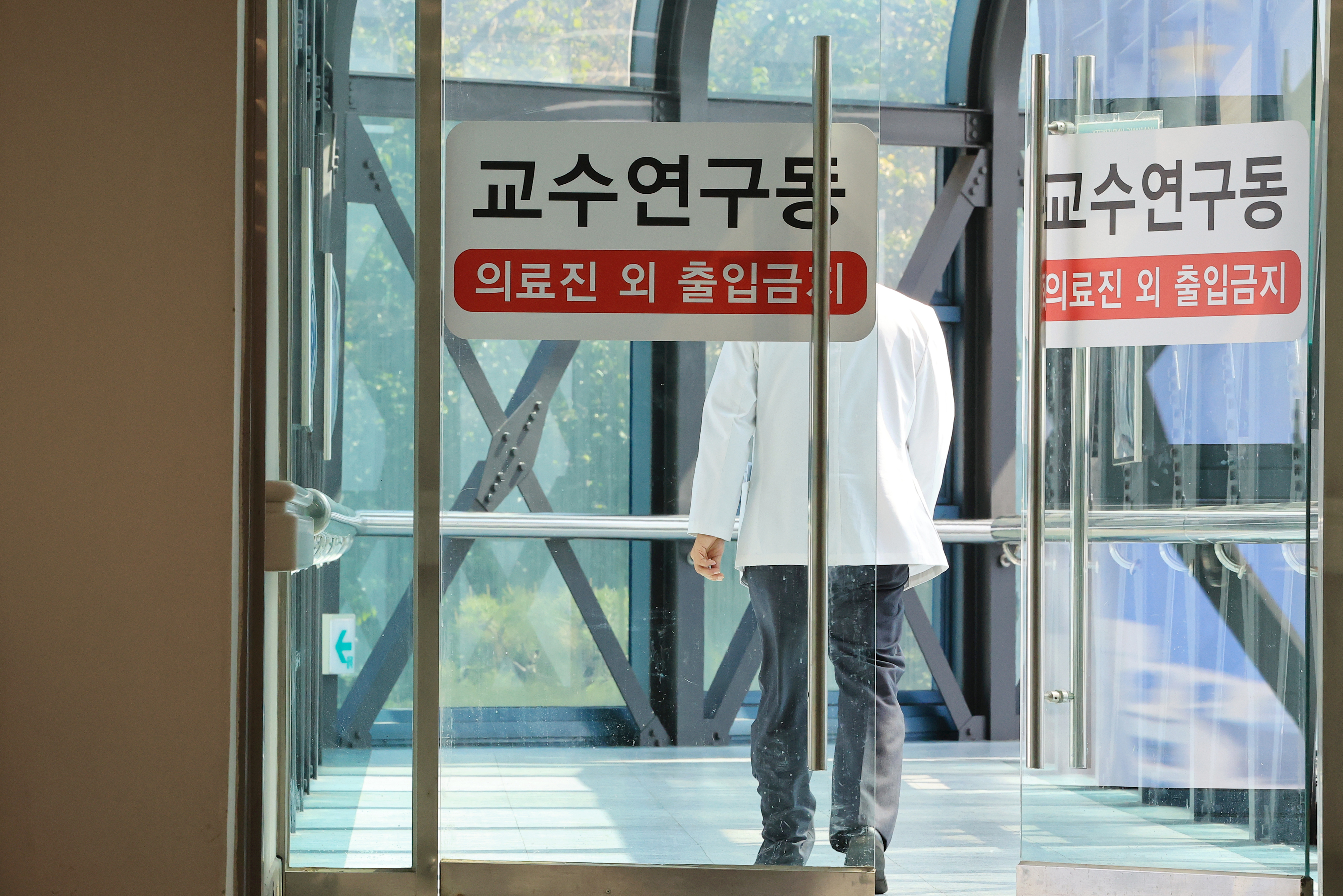 정부가 의료개혁을 계속 추진하겠다고 밝힌 22일 서울 시내 한 대학병원에서 의료 관계자가 이동하고 있다. 연합뉴스