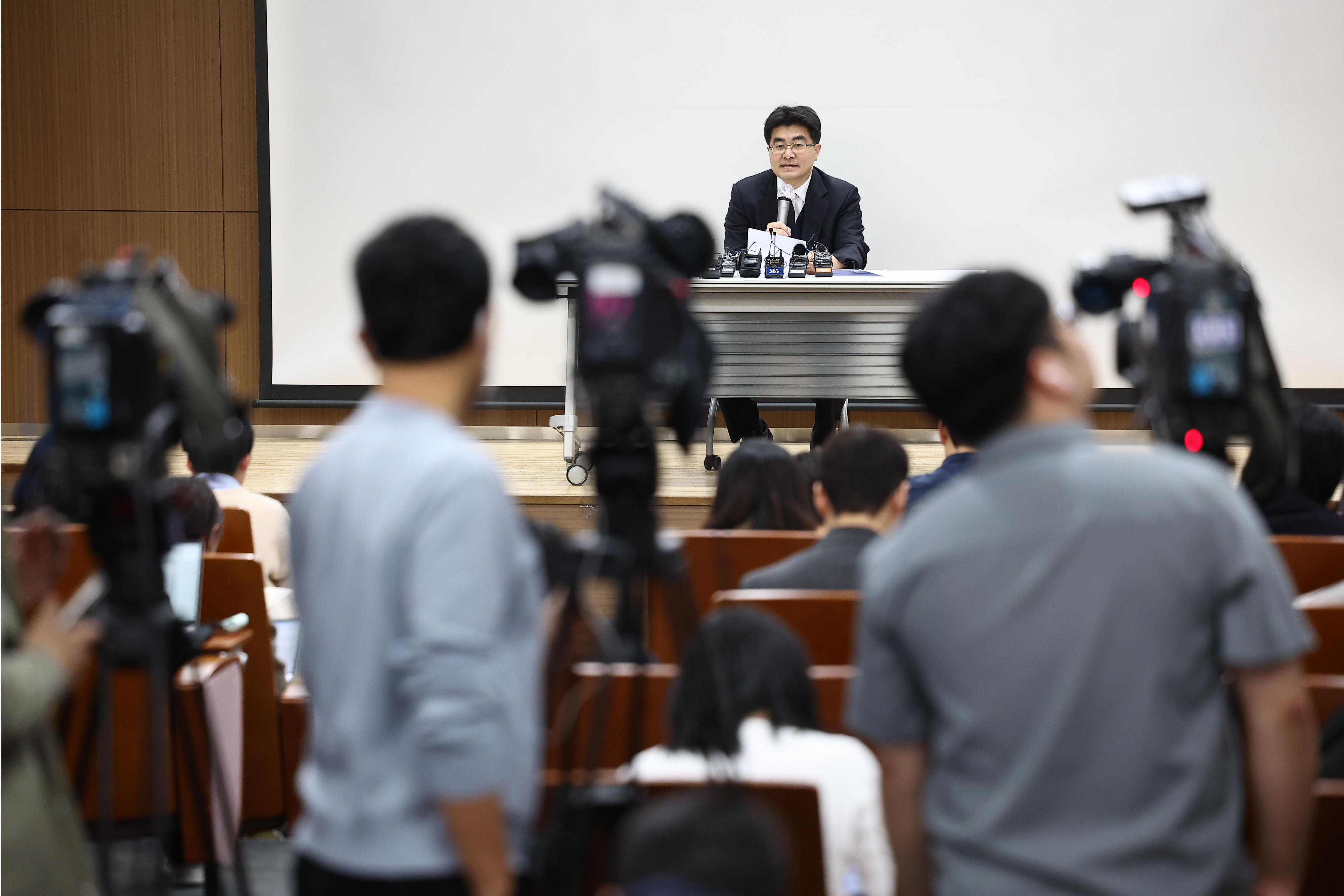 방재승 서울의대 교수협의회 비상대책위원장이 25일 오후 서울 종로구 서울대학교병원에서 열린 서울대의대교수 비상대책위원회 총회와 관련 브리핑을 하고 있다. 2024.3.25 연합뉴스