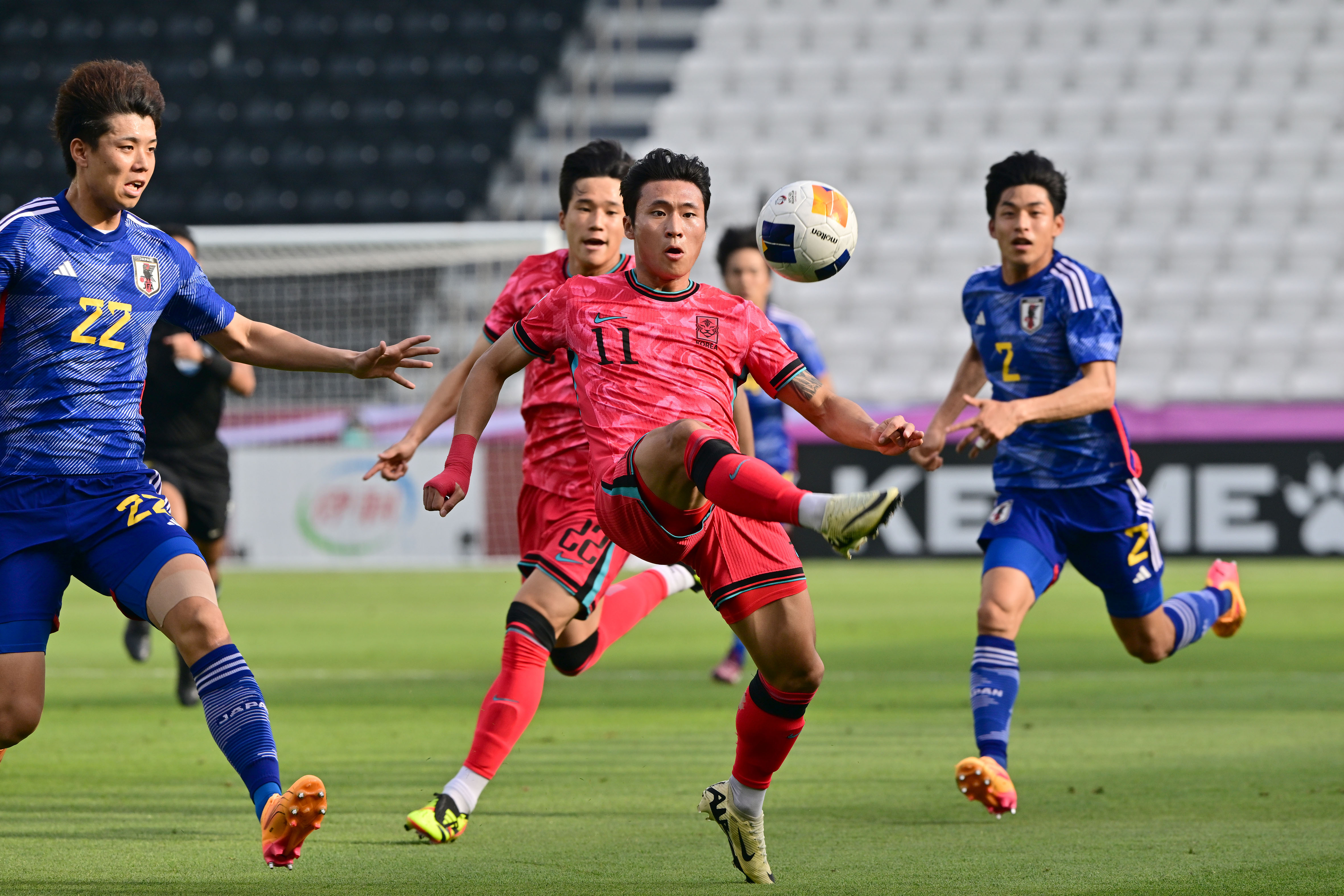 한국 남자축구 23세 이하 국가대표 정상빈이 22일 카타르 도하 자심 빈 하마드 경기장에서 열린 2024 파리올림픽 최종예선 겸 아시아축구연맹(AFC) U23 아시안컵 B조 조별리그 일본과의 3차전에서 공을 차고 있다. 대한축구협회 제공