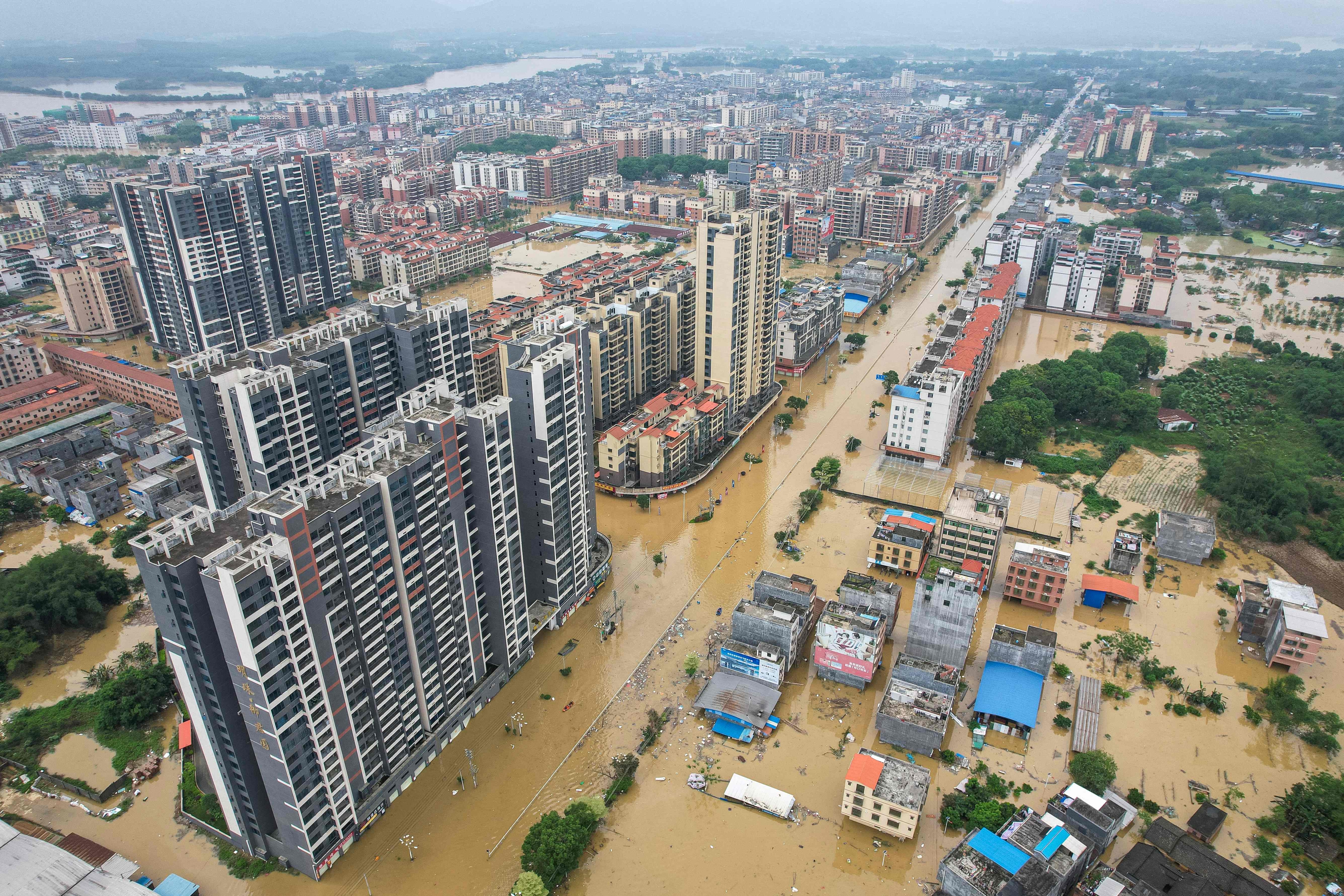 중국 남부 광둥성 칭위안에 수일째 폭우가 계속되면서 22일 현재 거리 전역이 흙탕물로 침수돼 있다. 중국 남부지방에 폭우가 집중되면서 칭위안 등에는 국지적으로 300~488㎜의 비가 쏟아졌고 중국 기상당국은 폭우가 오는 25일까지 이어질 것이라고 예보했다. 광둥성 당국은 폭우로 이곳에서만 사망자 4명이 발생했고 10명이 실종 상태라고 밝혔다. 칭위안 AFP 연합뉴스