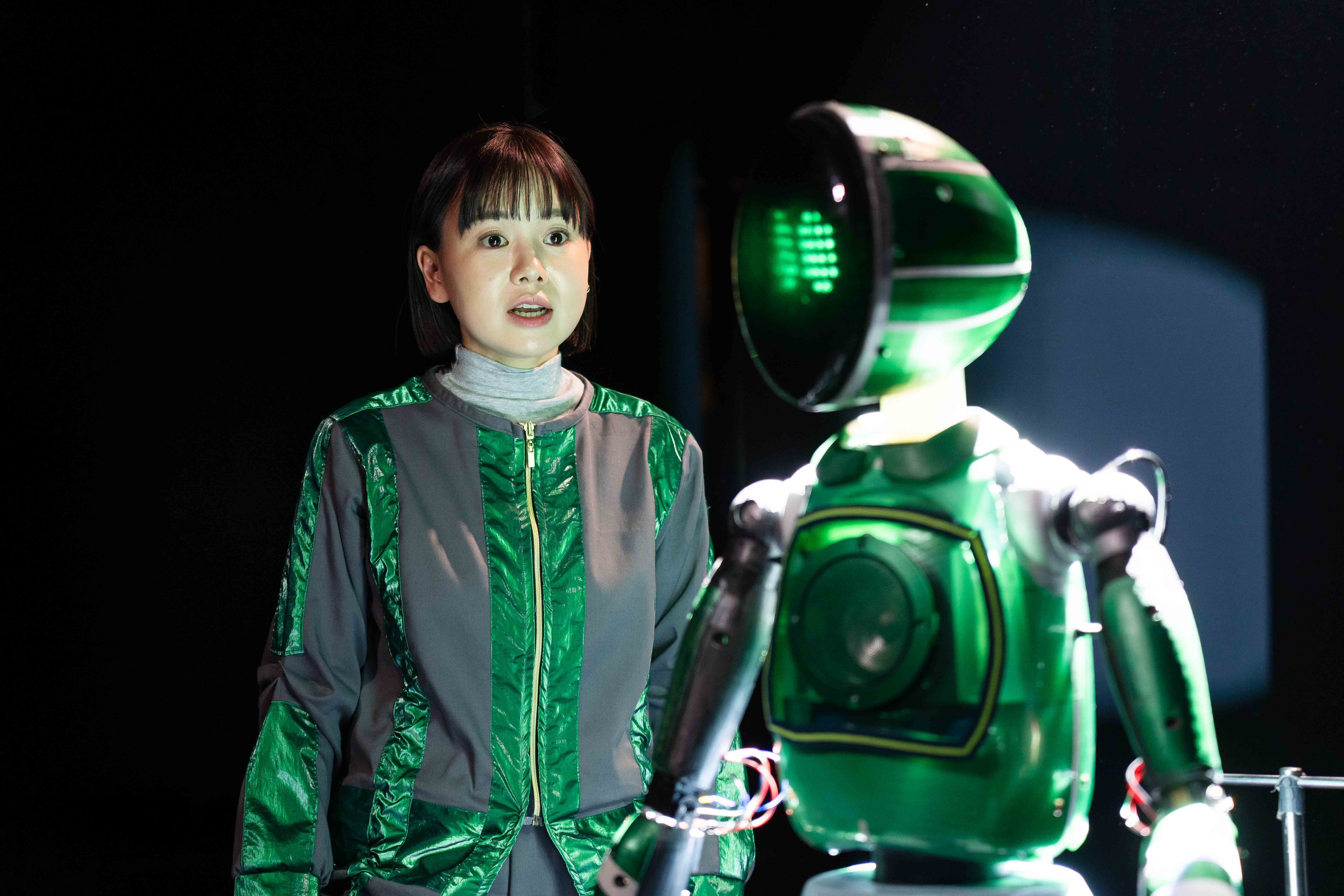 연극 ‘천 개의 파랑’에 등장하는 로봇 배우 ‘콜리’. 국립극단 제공