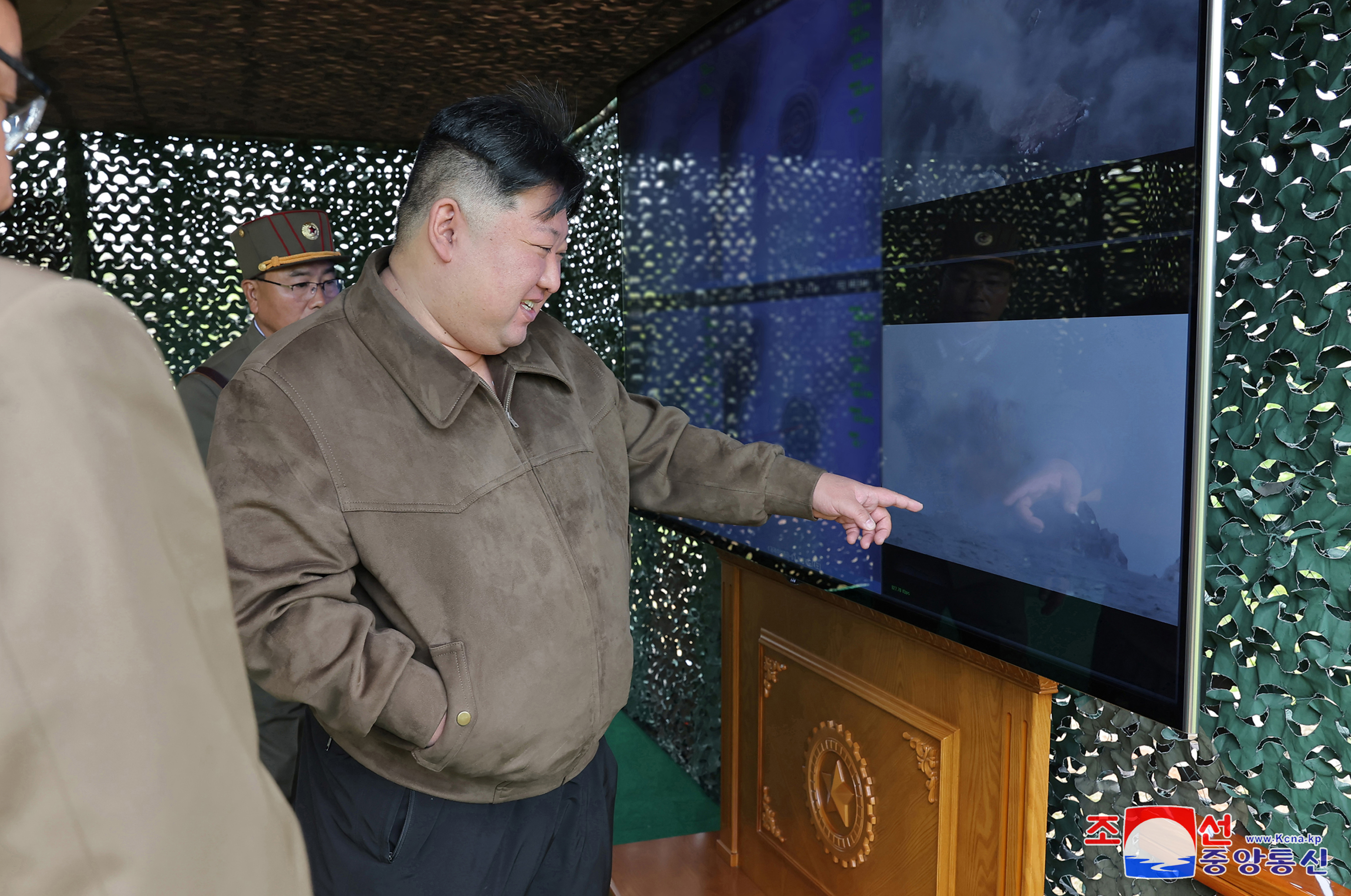 북한 김정은 국무위원장이 초대형방사포를 동원한 핵반격가상종합전술훈련을 지켜보고 있다. 2024.4.23 평양 조선중앙통신 연합뉴스