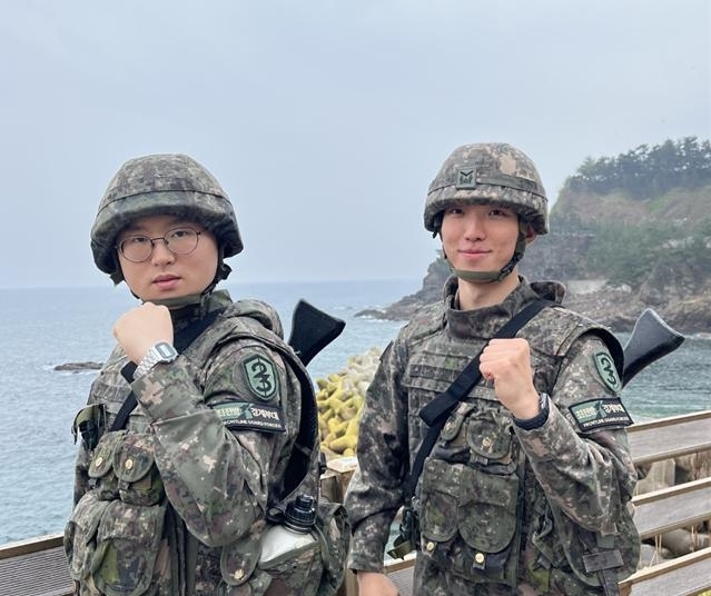 김관우(오른쪽) 중사와 김재민 병장. 육군 제23경비여단 제공