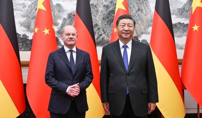 시진핑(오른쪽) 중국 국가주석과 올라프 숄츠 독일 총리가 지난 16일 중국 베이징 댜오위타이 국빈관에서 정상회담 전 기념 촬영을 하고 있다. 베이징 신화 연합뉴스
