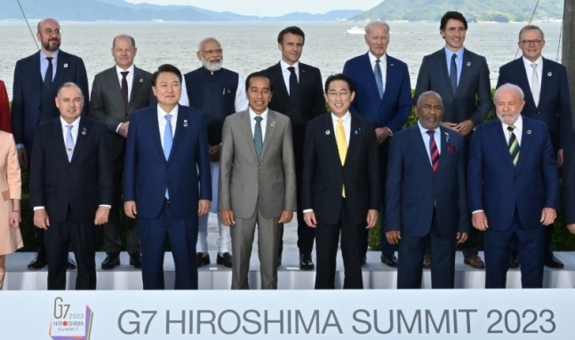 지난해 5월 일본 히로시마에서 열린 G7 정상회의에서 윤석열(앞줄 왼쪽 두 번째) 대통령이 각국 정상들과 기념촬영을 하고 있다. 히로시마 연합뉴스