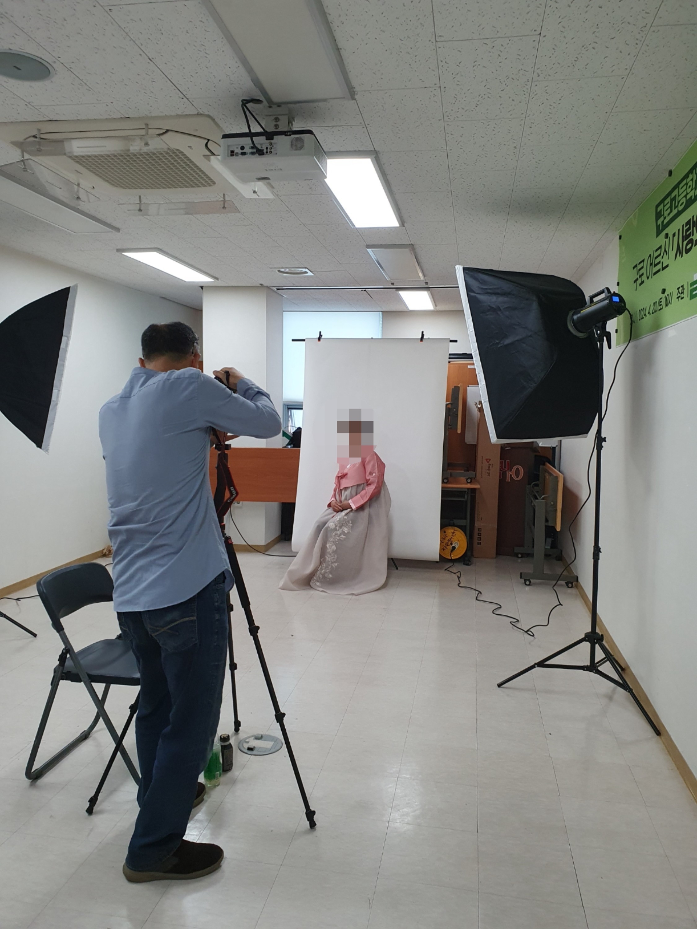 지난 20일 서울 구로구청 소통홀에서 구로고 2기 졸업생이 지역내 노인 장수사진 촬영 봉사활동을 하고 있다. 구로구 제공