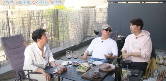 유튜브 채널 ‘우동살이’에 출연한 방송인 박수홍(오른쪽)이 개그맨 김경식(왼쪽), 이동우와 대화를 하는 모습. 유튜브 ‘우동살이’ 캡처
