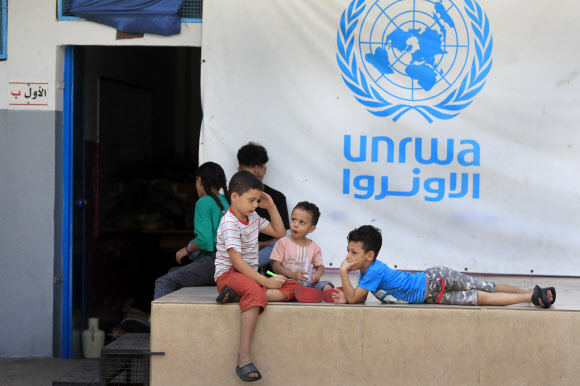 22일(현지시간) 레바논 시돈의 팔레스타인 난민 캠프 내 UNRWA 학교에서 팔레스타인 난민 학생들이 모여 앉아 있다. 시돈 AP 연합뉴스