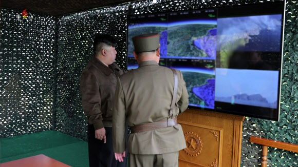 김정은, 첫 핵반격가상종합전술훈련 지도