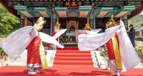 선덕여왕 기리는 춤사위