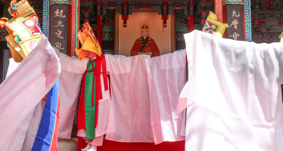 선덕여왕 기리는 승려들의 춤사위