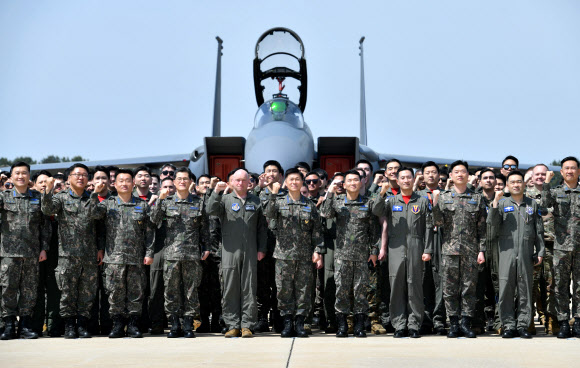 F-15K 전투기 앞에서 결의 다지는 이영수 공군 참모총장