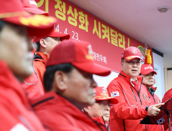 23일 오후 서울 서초구 해병대전우회 중앙회에서 이상훈 전우회 총재가 ‘해병대 채상병 순직 사건’의 조속한 조사를 촉구하며 기자회견을 하고 있다. 2024.4.23 연합뉴스