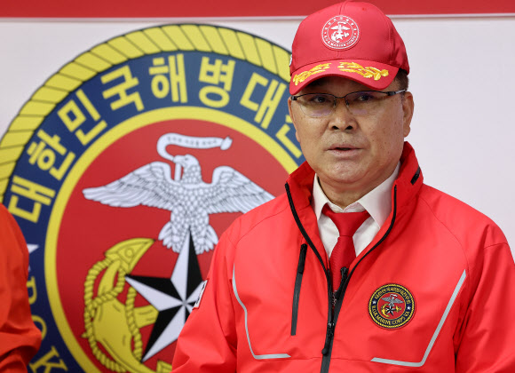 23일 오후 서울 서초구 해병대전우회 중앙회에서 이상훈 전우회 총재가 ‘해병대 채상병 순직 사건’의 조속한 조사를 촉구하며 기자회견을 하고 있다. 2024.4.23 연합뉴스