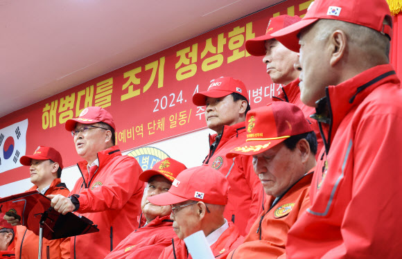 23일 오후 서울 서초구 해병대전우회 중앙회에서 이상훈 전우회 총재가 ‘해병대 채상병 순직 사건’의 조속한 조사를 촉구하며 기자회견을 하고 있다. 2024.4.23 연합뉴스