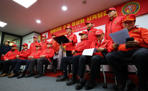 23일 오후 서울 서초구 해병대전우회 중앙회에서 이상훈 전우회 총재가 ‘해병대 채상병 순직 사건’의 조속한 조사를 촉구하며 기자회견을 하고 있다. 2024.4.23 연합뉴스