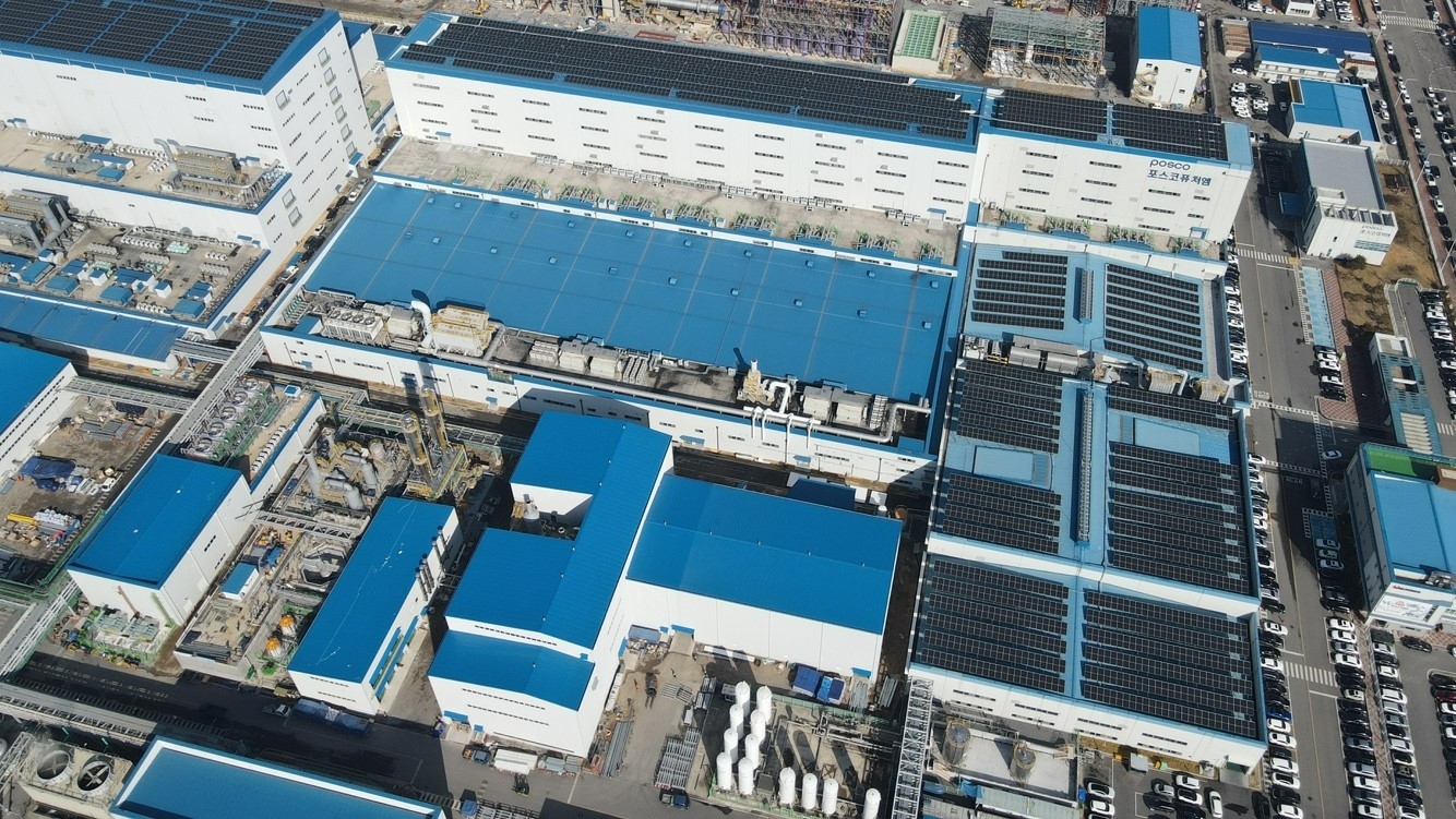 포스코퓨처엠의 광양 양극재 공장 지붕에 설치된 태양광 발전설비