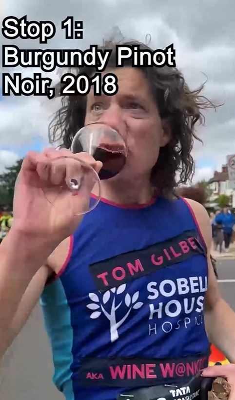 영국 와인 상인 톰 길베이가 지난 21일 자선단체 기부를 위해 참여한 런던 마라톤에서 첫 번째 와인을 시음하고 있는 모습. 톰 길베이 인스타그램 캡처