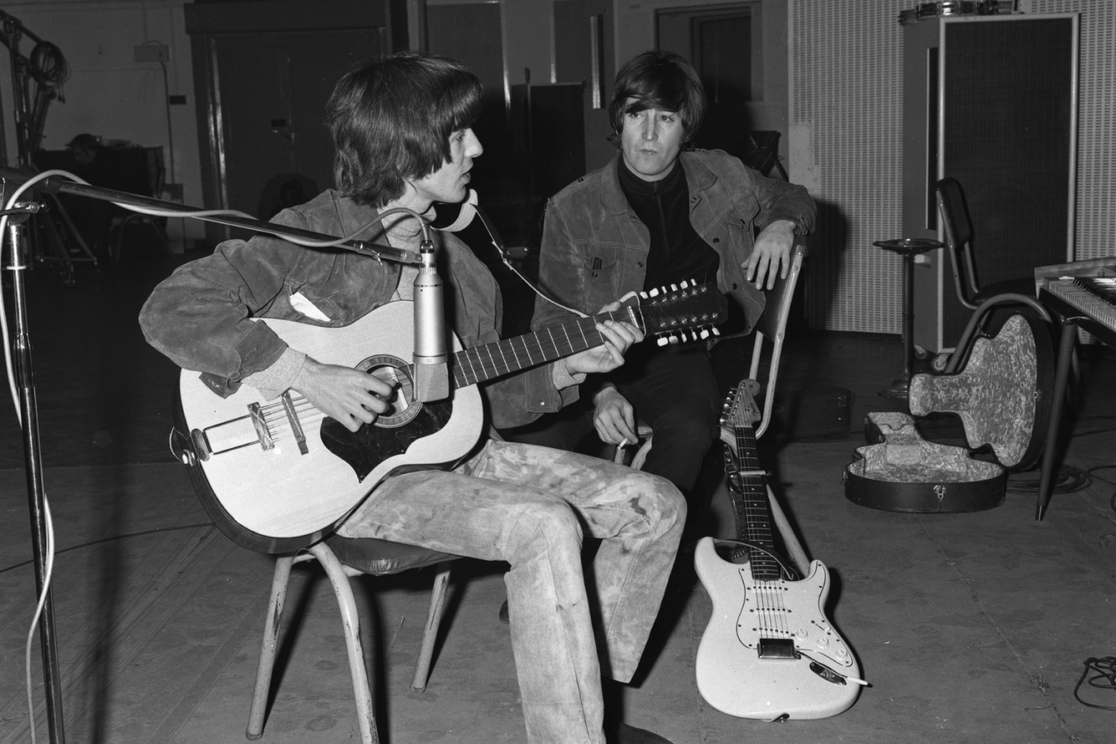 조지 해리슨(왼쪽)이 폴 맥카트니가 지켜보는 가운데 존 레넌의 12현 기타를 치고 있다. 줄리엔 옥션