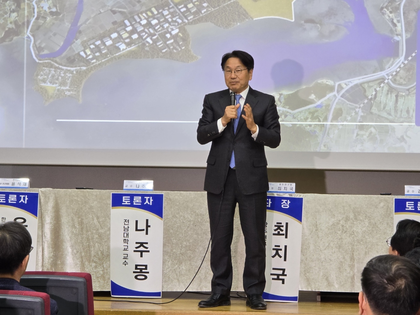 강기정 광주시장이 24일 ‘군공항 소음대책 토론회’ 축사에서 “무안이 끝내 반대한다면 광주도 제 갈 길을 가겠다”고 밝히고 있다.