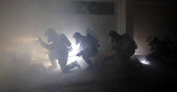 24일 오후 인천 부평구 부개동 재개발 아파트에서 실시된 부평소방서 신속동료구조팀(RIT) 훈련에서 소방대원들이 화재진압 중 고립된 동료 소방관 구조를 위해 투입되고 있다. 2024.4.24 연합뉴스